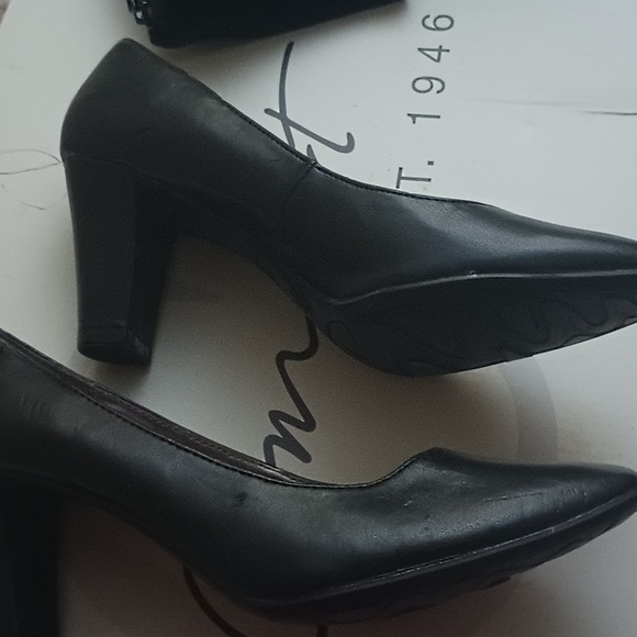 Etienne Aigner Haven Black Leather Heels Pumps • Size 8.5 • 3” Heel - Picture 2 of 6